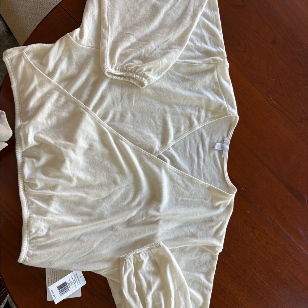 Beyond Yoga Cream V-Neck Long-Sleeve Intimate Top